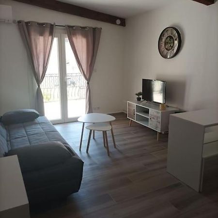 Studio Meuble Climatise Avec Terrasse Draguignan Luaran gambar