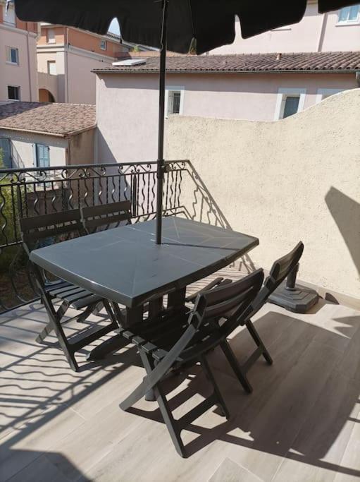 Studio Meuble Climatise Avec Terrasse Draguignan Luaran gambar